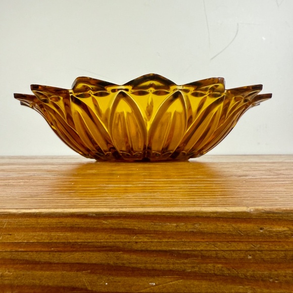 Vintage Federal Glass Petal Amber Bowl – 8" Sunflower Pressed Glass - Picture 5 of 14